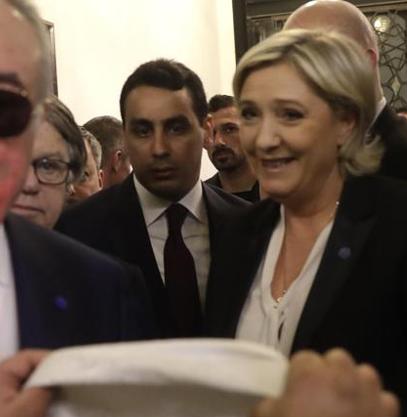 Le Pen rifiuta di indossare il velo