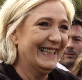 Le Pen tra operai lapresse