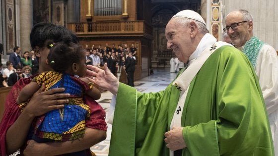 Papa celebra la messa migrati