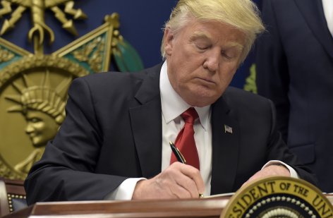 Trump firma contro