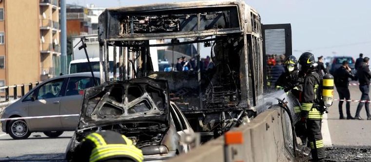 incendia bus con 51 studenti